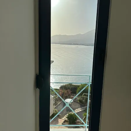 Апартаменты Frosini Seafront Loft *